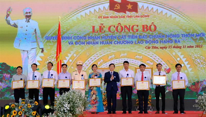Đồng chí Đặng Trí Dũng trao Bằng khen của Chủ tịch UBND tỉnh Lâm Đồng cho các tập thể đã có thành tích xuất sắc trong phong trào xây dựng NTM.
