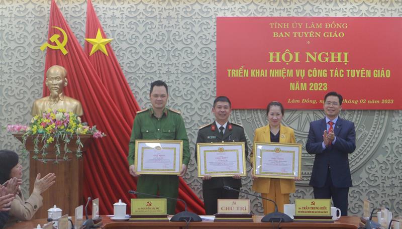 Đồng chí Trần Trung Hiếu trao giấy khen cho các tác giả có tác phẩm chất lượng tham gia Cuộc thi viết chính luận về bảo vệ nền tảng tư tưởng của Đảng, đấu tranh phản bác các quan điểm sai trái, thù địch lần thứ 2 năm 2022.