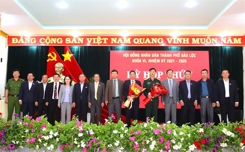 Tặng hoa chúc mừng đồng chí Nghiêm Xuân Đức được bầu giữ chức Chủ tịch HĐND TP Bảo Lộc khóa VI.