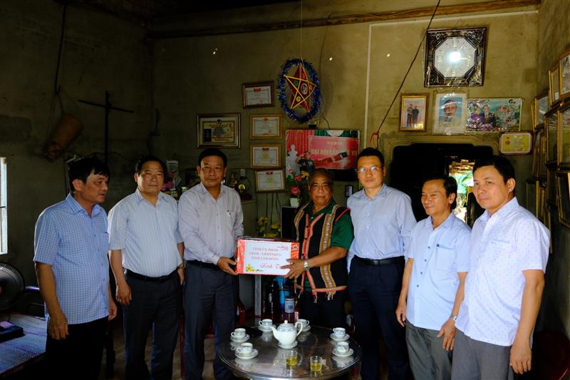 Đồng chí Bùi Thắng cùng đại diện lãnh đạo các sở ngành, địa phương trao tặng quà cho gia đình ông Điểu K Ít.