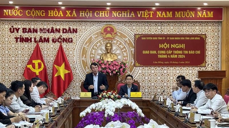 Phó Chủ tịch UBND tỉnh Lâm Đồng Phạm S phát biểu tại hội nghị.