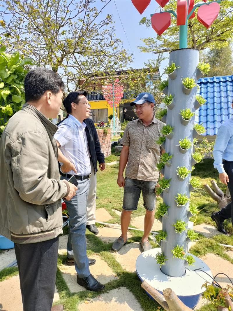 Anh Đinh Công Tráng, Thôn 6 Lộc Nam dẫn đoàn tham quan vườn rau.