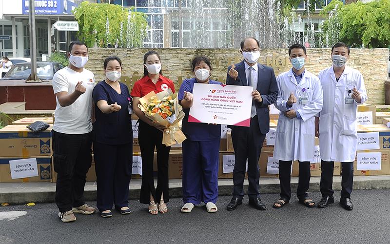 Đại diện Hội Chữ thập đỏ Việt Nam và Tổng cục Du lịch Hàn Quốc trao quà tặng cơ sở y tế của Việt Nam. (Ảnh: nhandan.vn)