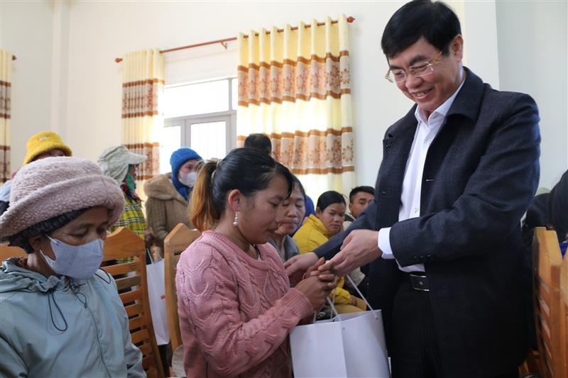 Phó Bí thư Thường trực Tỉnh ủy Lâm Đồng Trần Đình Văn tặng quà Tết cho hộ nghèo xã Đưng K’Nớ.