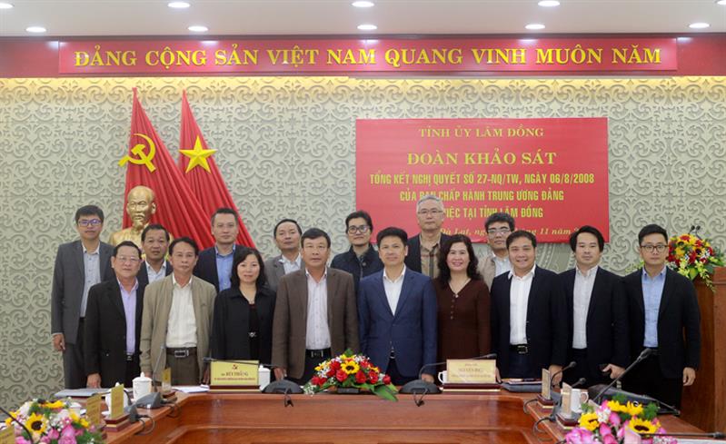 Đoàn khảo sát chụp hình lưu niệm với các đại biểu tỉnh Lâm Đồng tham dự buổi làm việc