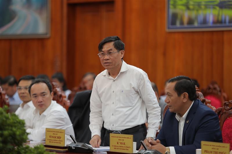 Đồng chí Võ Ngọc Hiệp - Uỷ viên Ban Thường vụ Tỉnh uỷ, Phó Chủ tịch UBND tỉnh trả lời một số vấn đề các cơ quan Báo chí đặt ra tại buổi làm việc.