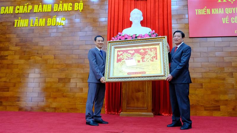 Trưởng ban Nội chính Trung ương tặng tranh chúc mừng đồng chí Nguyễn Thái Học.
