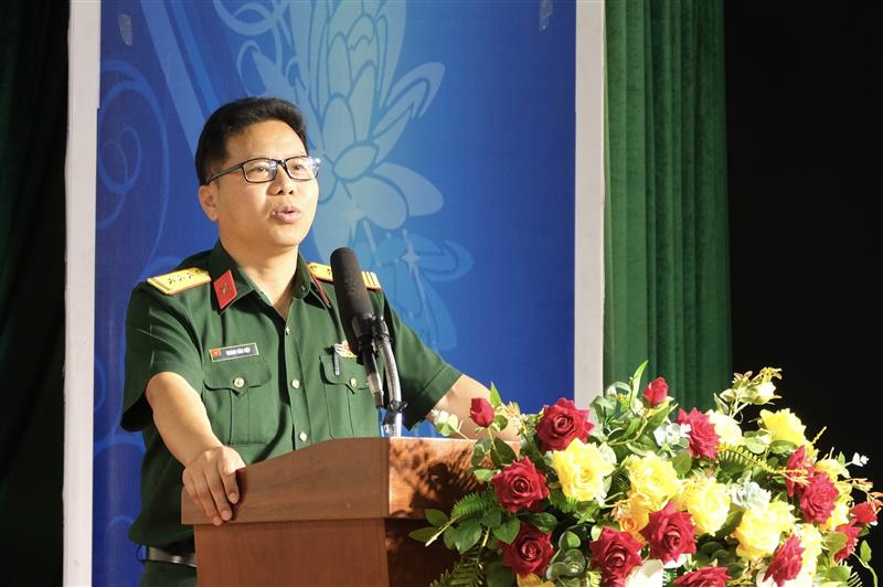 ại diện Ban CHQS huyện Đam Rông trao đổi những vấn đề đặt ra trong công tác phối hợp thông tin tuyên truyền từ cơ sở.