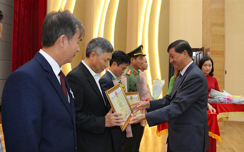 Đồng chí Trần Đức Quận - Ủy viên Ban Chấp hành Trung ương Đảng, Bí thư Tỉnh ủy, Chủ tịch HĐND tỉnh trao bằng khen cho các cá nhân.