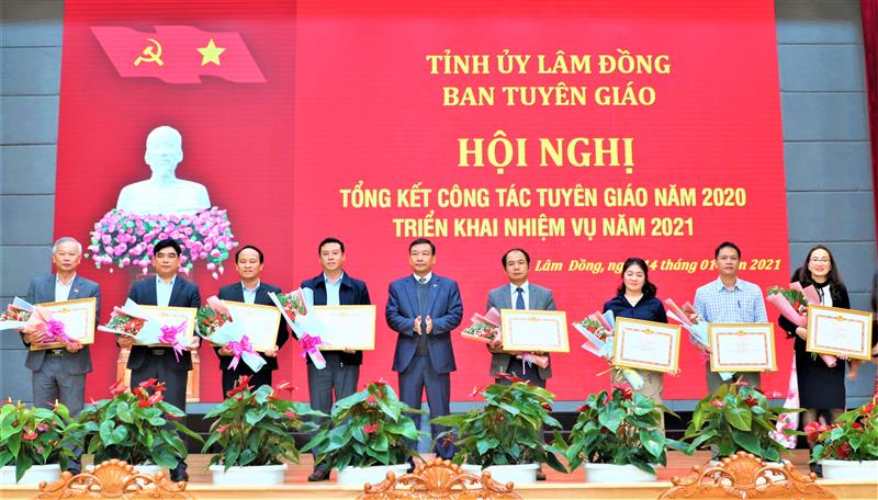 Đồng chí Bùi Thắng, UV BTV, Trưởng Ban Tuyên giáo Tỉnh ủy trao giấy khen cho 8 tập thể có thành tích xuất sắc trong công tác tuyên truyền Đại hội Đảng các cấp nhiệm kỳ 2020 - 2025.