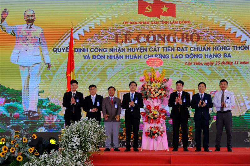 Đại diện lãnh đạo tỉnh trao tặng lẵng hoa của Tỉnh ủy, HĐND, UBND, Ủy ban MTTQ Việt Nam tỉnh Lâm Đồng chúc mừng huyện Cát Tiên.