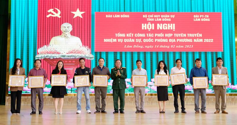 Các tập thể, cá nhân được nhận khen thưởng của Bộ CHQS tỉnh.