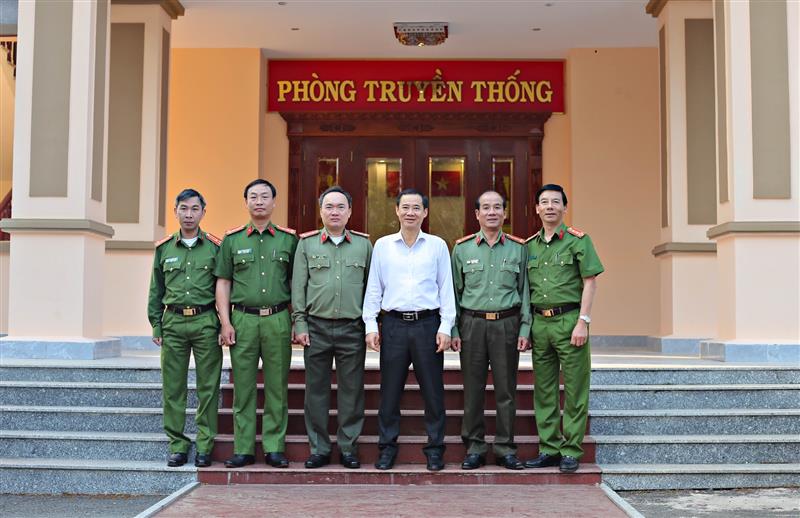 Đồng chí Quyền Bí thư Tỉnh uỷ chụp hình lưu niệm với lãnh đạo Công an tỉnh Lâm Đồng.