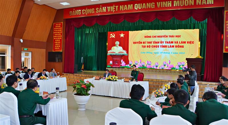 Quang cảnh buổi làm việc của đồng chí Nguyễn Thái Học - Quyền Bí thư Tỉnh ủy Lâm Đồng với Bộ CHQS tỉnh.