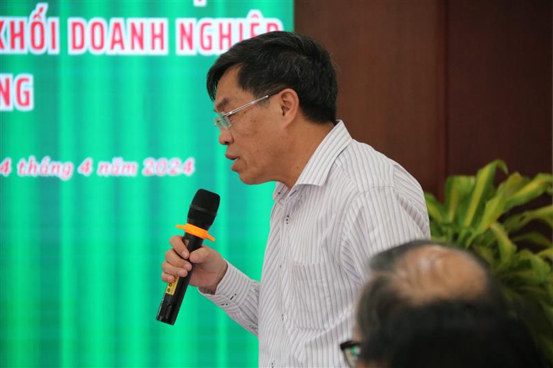 Đồng chí Võ Ngọc Hiệp - Ủy viên Ban Thường vụ Tỉnh ủy, Phó Chủ tịch UBND tỉnh trao đổi tại buổi làm việc.