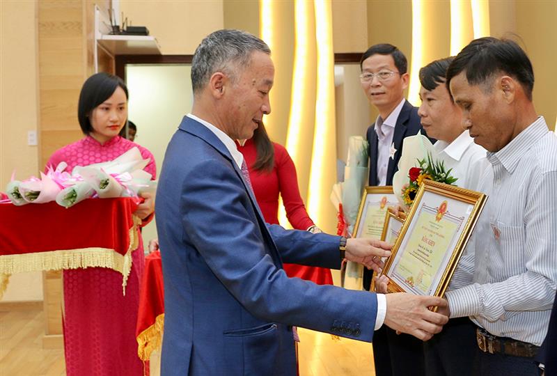 Đồng chí Trần Văn Hiệp – Phó Bí thư Tỉnh ủy, Chủ tịch UBND tỉnh trao bằng khen cho các tập thể.