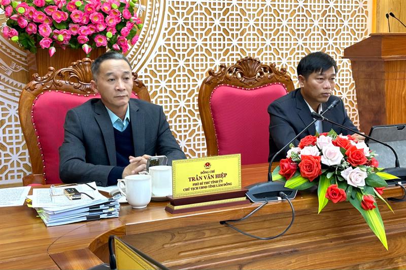 Ông Trần Văn Hiệp - Chủ tịch UBND tỉnh và ông Huỳnh Minh Hải - Giám đốc Sở Thông tin và Truyền thông chủ trì Hội nghị tại điểm cầu Lâm Đồng