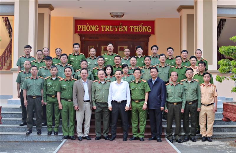 Đồng chí Nguyễn Thái Học, Quyền Bí thư Tỉnh uỷ Lâm Đồng chụp hình lưu niệm với lãnh đạo, cán bộ Công an tỉnh Lâm Đồng.