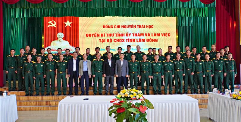Đồng chí Nguyễn Thái Học - Quyền Bí thư Tỉnh ủy Lâm Đồng chụp hình lưu niệm với Bộ CHQS tỉnh.