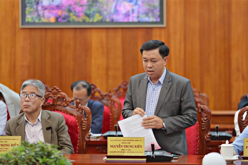 Đồng chí Nguyễn Trung Kiên - Giám đốc Sở Văn hoá Thể thao và Du lịch tỉnh báo cáo tại buổi làm việc.