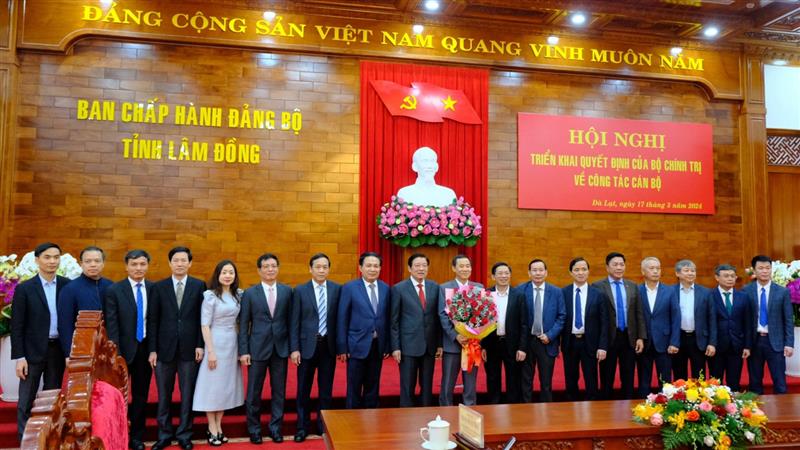Các đồng chí lãnh đạo Ban Nội chính Trung ương chụp ảnh lưu niệm cùng đồng chí Nguyễn Thái Học.