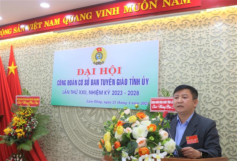 Đ/c Hồ Văn Tân, Phó Chủ tịch Công đoàn Viên chức tỉnh phát biểu chỉ đạo Đại hội.