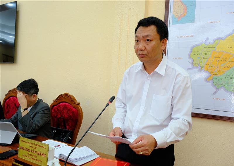 Đồng chí Hoàng Văn Bằng - Chánh Văn phòng Tỉnh ủy trình bày dự thảo Chỉ thị.