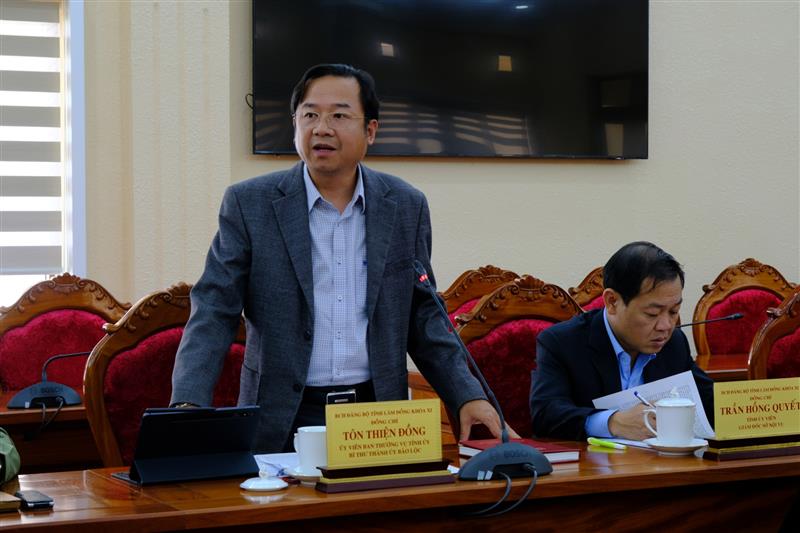 Đồng chí Tôn Thiện Đồng - Ủy viên Ban Thường vụ Tỉnh ủy, Bí thư Thành ủy Bảo Lộc góp ý dự thảo Chỉ thị.