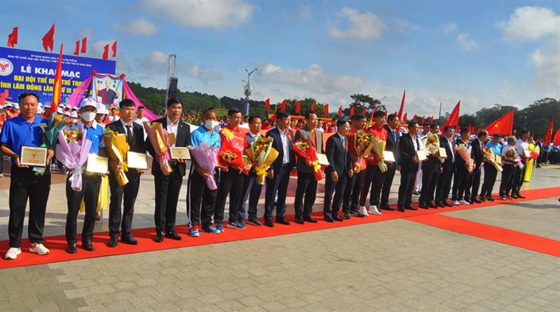 Ban Tổ chức trao hoa cho các trưởng đoàn tham dự Đại hội TDTT tỉnh Lâm Đồng lần IX - 2022.