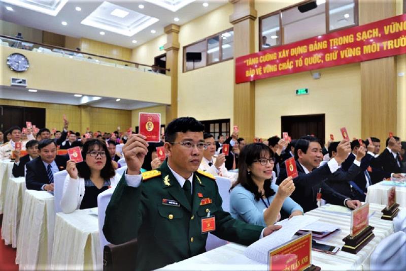 Biểu quyết thông qua các chỉ tiêu của Nghị quyết Đại hội Đảng bộ tỉnh Lâm Đồng lần thứ XI nhiệm kỳ 2020 -2025..jpg