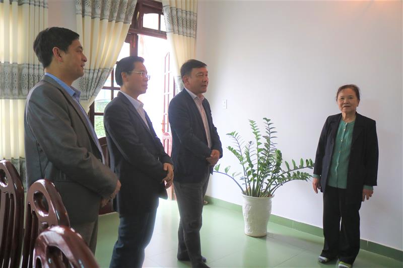 Đoàn công tác của Ban Tuyên giáo Tỉnh ủy thăm hỏi thân nhân đồng chí Nguyễn Văn Trí.