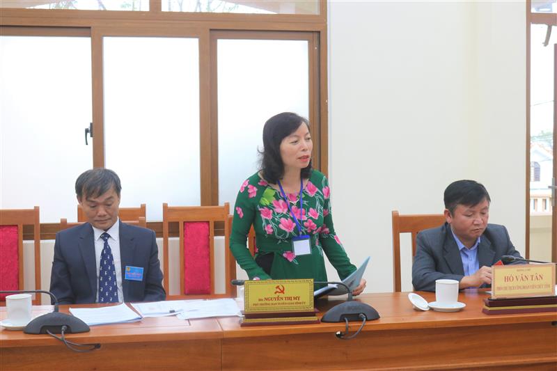 Đ/c Nguyễn Thị Mỵ, Phó Trưởng Ban Tuyên giáo Tỉnh ủy phát biểu.