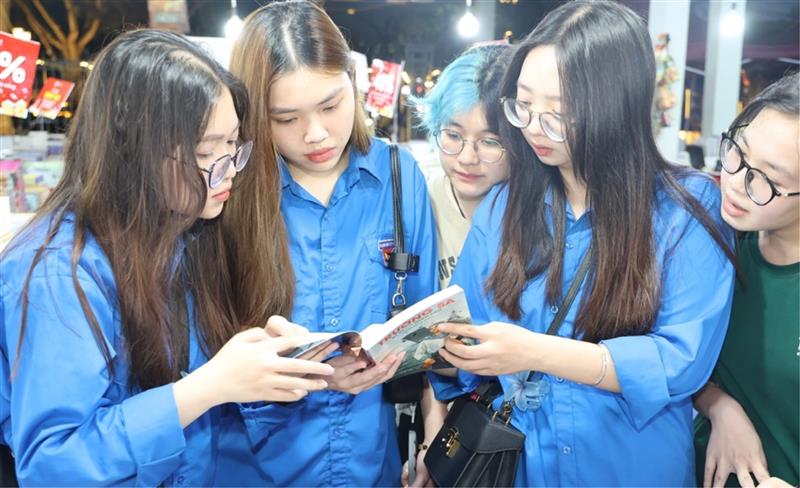 Nhiều bạn đọc trẻ tham dự và trải nghiệm tại Lễ khai mạc Ngày Sách và Văn hóa đọc Việt Nam lần thứ Ba, năm 2024.