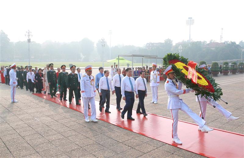 Các đại biểu vào lăng viếng Chủ tịch Hồ Chí Minh.