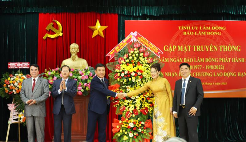 Các đồng chí lãnh đạo tỉnh Lâm Đồng tặng hoa chúc mừng Báo Lâm Đồng