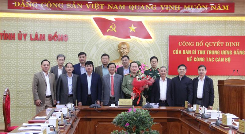 Các đồng chí trong Ban Thường vụ Tỉnh ủy Lâm Đồng chụp hình lưu niệm với Đại tá Trương Minh Đương