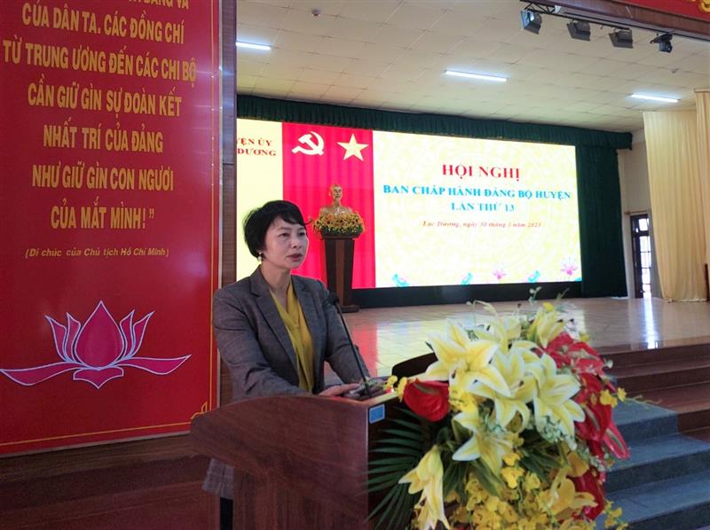 Đồng chí Phạm Thị Phúc - Ủy viên Ban Thường vụ, Trưởng Ban Dân vận Tỉnh ủy phát biểu chỉ đạo hội nghị.