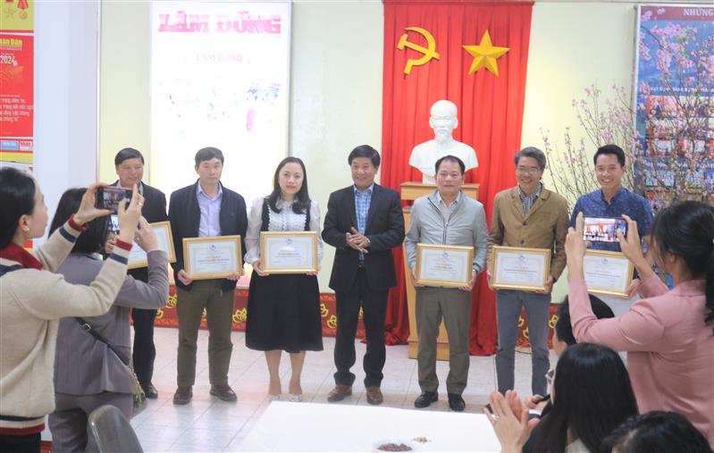 Ban tổ chức trao giấy khen cho đại diện các đơn vị báo chí có đóng góp cho Hội báo Xuân.