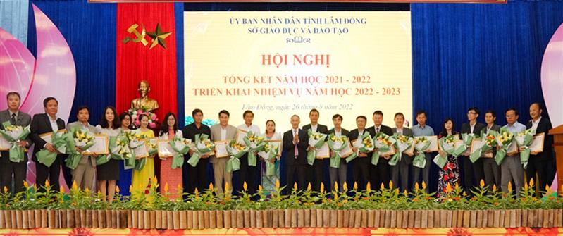 Chủ tịch UBND tỉnh Lâm Đồng Trần Văn Hiệp trao bằng khen cho các Tập thể Lao động xuất sắc