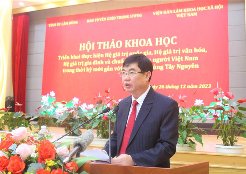 Đồng chí Trần Đình Văn - Phó Bí thư Thường trực Tỉnh ủy, Trưởng đoàn ĐBQH tỉnh Lâm Đồng phát biểu khai mạc hội thảo.