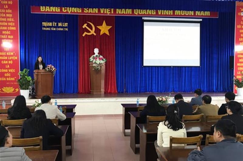 Bà Lê Thị Hồng Phúc, Phó trưởng Ban Tuyên giáo Thành ủy Đà Lạt phát biểu khai mạc lớp tập huấn.
