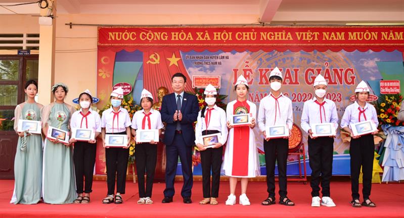 Đồng chí Bùi Thắng - Ủy viên Ban Thường vụ, Trưởng Ban Tuyên giáo Tỉnh ủy tặng máy tính bảng cho học sinh nghèo hiếu học