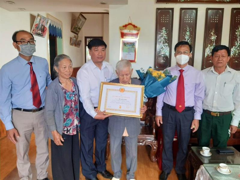 Đồng chí Đinh Văn Tuấn - Bí thư Huyện ủy Di Linh trao Huy hiệu 60 năm tuổi Đảng cho đồng chí Bùi Ngọc Dương (Đảng bộ thị trấn Di Linh)