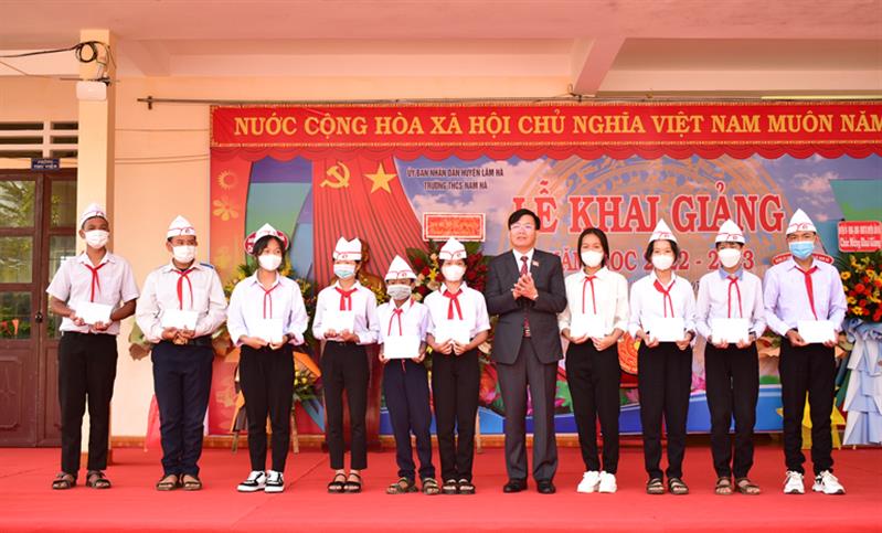 Đồng chí Hoàng Thanh Hải - Bí thư Huyện ủy, Chủ tịch HĐND huyện Lâm Hà trao học bổng cho học sinh nghèo học giỏi