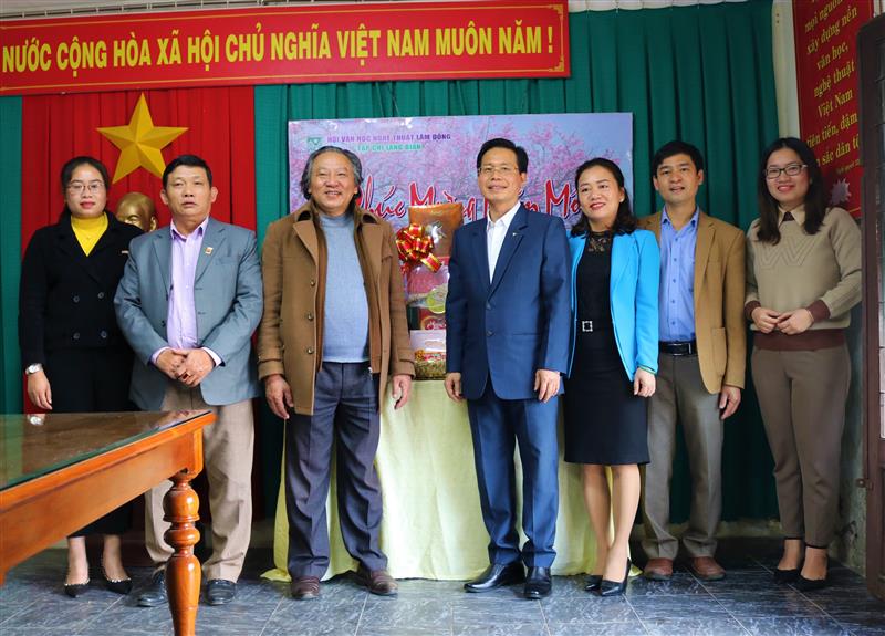 Đồng chí Trần Trung Hiếu - Phó Trưởng ban Thường trực Ban Tuyên giáo Tỉnh ủy đã đến thăm và chúc tết Hội Văn học - Nghệ thuật tỉnh.
