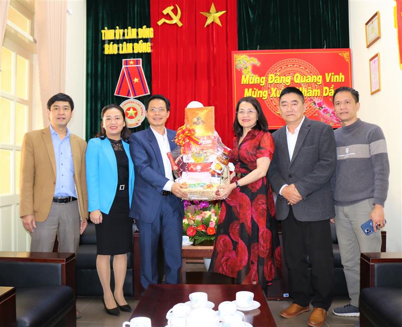 Đồng chí Trần Trung Hiếu - Phó Trưởng ban Thường trực Ban Tuyên giáo Tỉnh ủy đã đến thăm và chúc tết Báo Lâm Đồng.