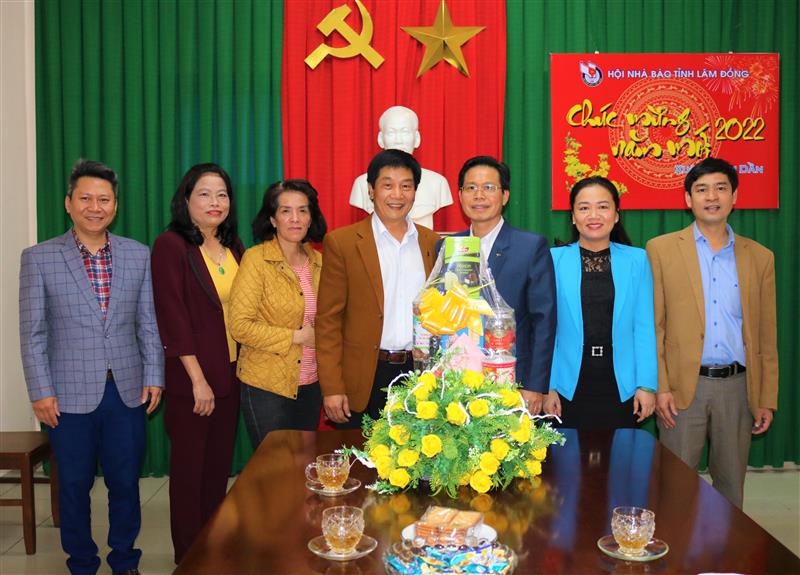 Đồng chí Trần Trung Hiếu - Phó Trưởng ban Thường trực Ban Tuyên giáo Tỉnh ủy đã đến thăm và chúc tết Hội Nhà báo tỉnh.