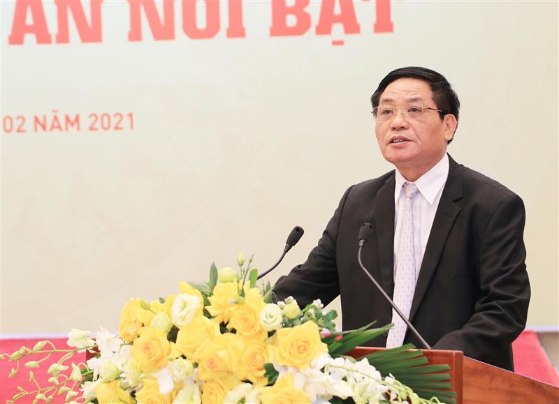 Đồng chí Trần Doãn Tiến phát biểu đề dẫn tại buổi tọa đàm.