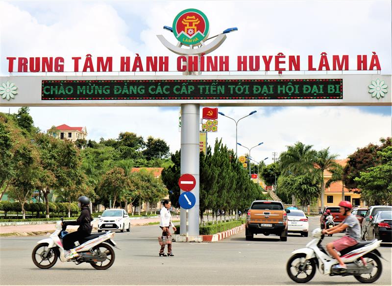 Đường vào trung tâm hành chính huyện Lâm Hà