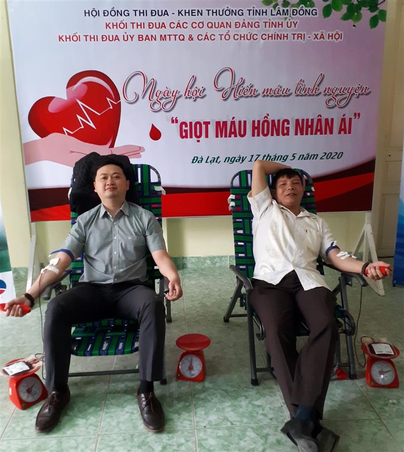 Cán bộ công chức khối Tỉnh ủy tham gia hiến máu